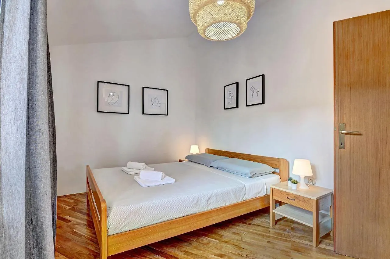 Apartment Adriana بولا 0*,